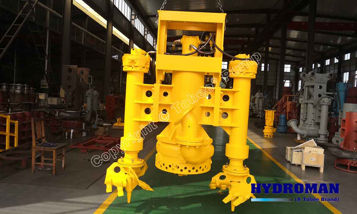 Submersible gravel pump with hydraulic actuator