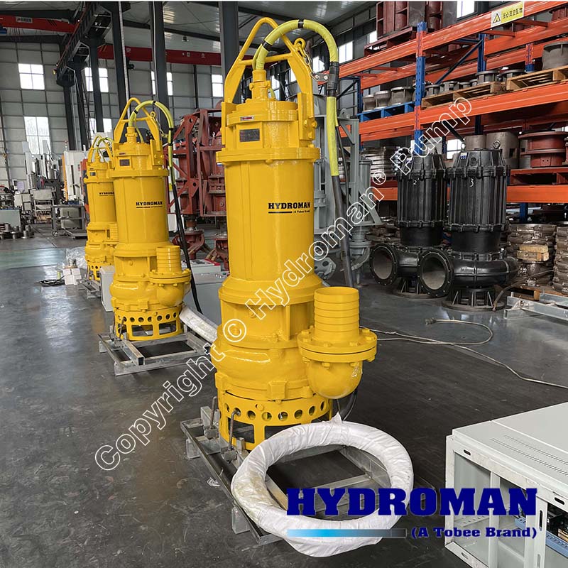 Submersible sand pump for removing silt and slurry