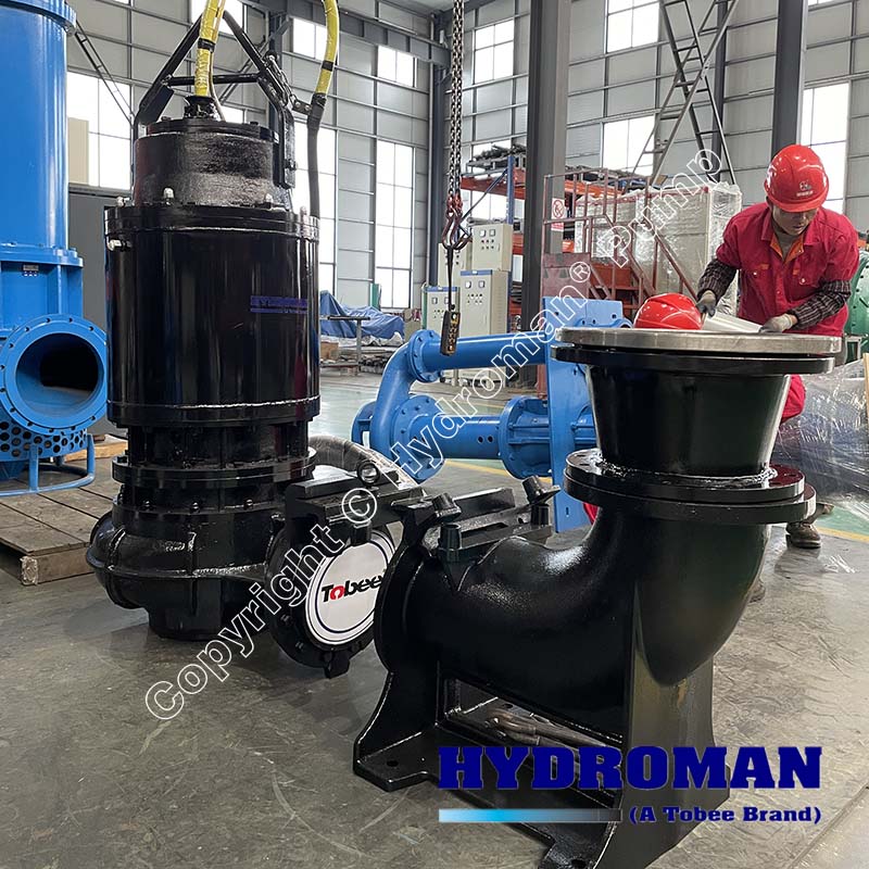 Submersible sewage drainage pump with automatic coupling device