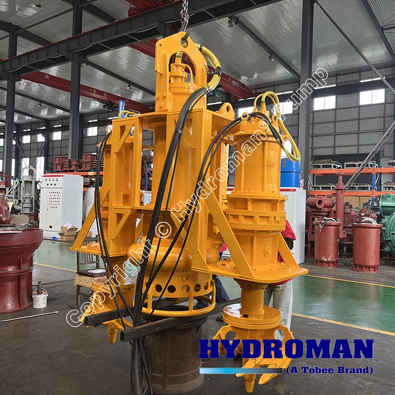 Submersible slurry pump with agitators