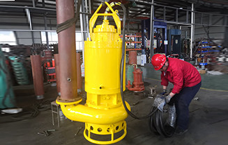 Submersible sewage sludge dewatering pumps with agitator